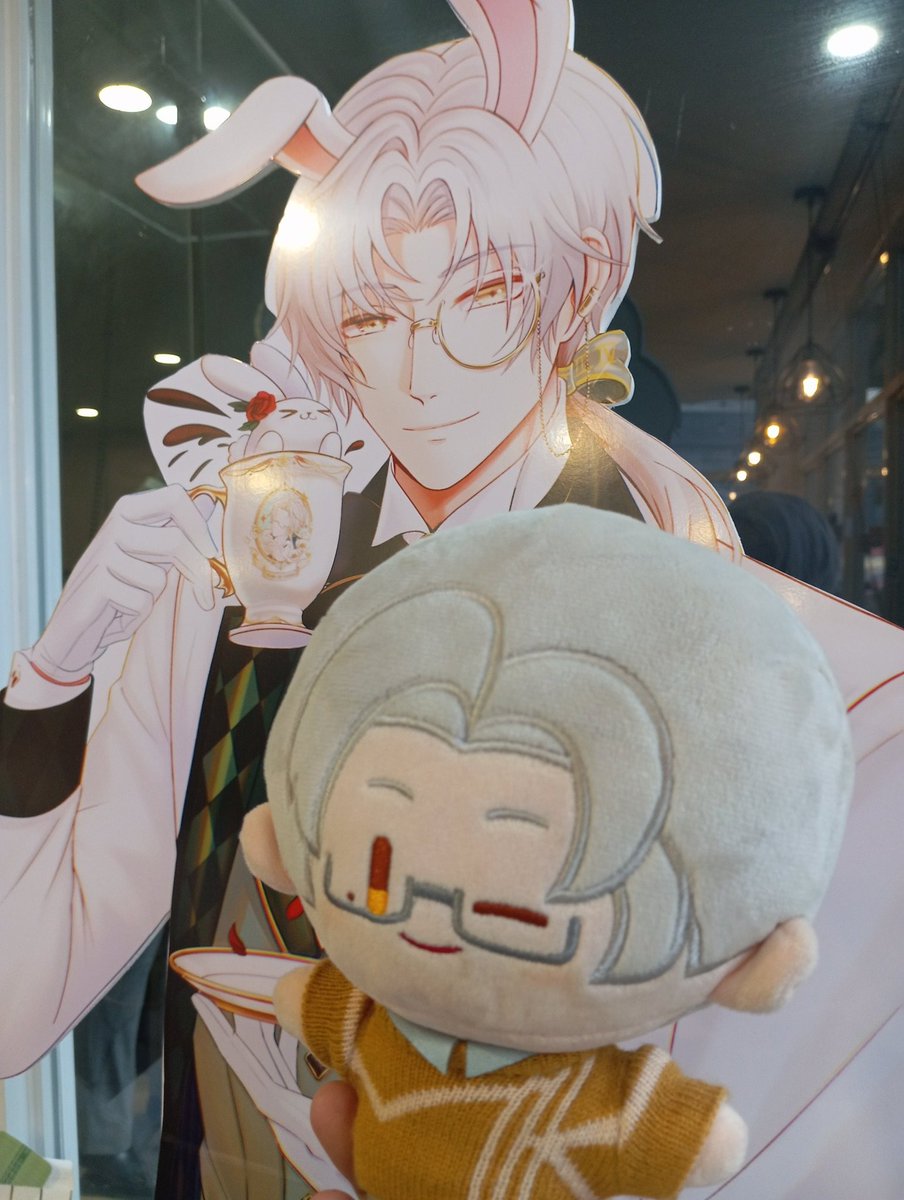_frostybreezes's tweet photo. Late post but ah I got to go to @VynCSEph 's celebration of this megane man even if I was a bit late (but isn't that IC because he's the white rabbit 🤔) https://t.co/RzSWKzFlUl