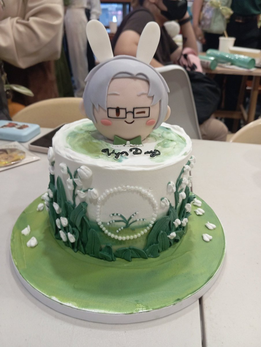 _frostybreezes's tweet photo. Late post but ah I got to go to @VynCSEph 's celebration of this megane man even if I was a bit late (but isn't that IC because he's the white rabbit 🤔) https://t.co/RzSWKzFlUl