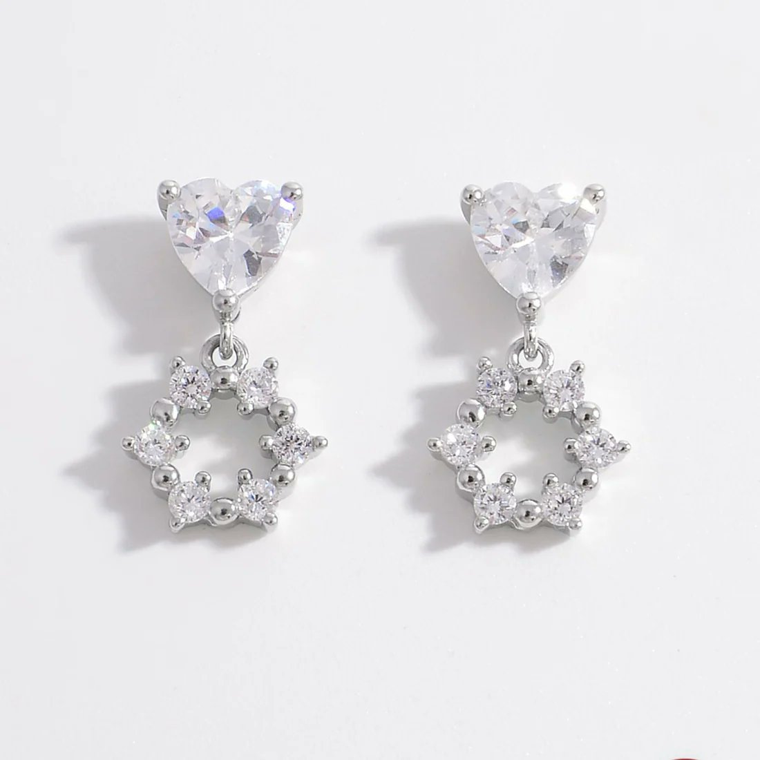 globeworls's tweet image. Looking for a ring that truly stands out? 💎 Our 1 Carat Moissanite 925 Sterling Silver Ring is the epitome of brilliance and grace.
Explore more: royalpalacemarketplace.com
#MoissaniteMagic #925SterlingSilver #BridalJewelry #JewelryAddict #RoyalPalaceMarketplace