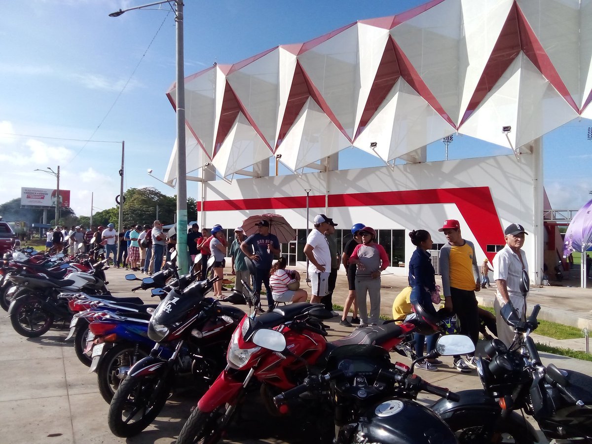 Población haciendo fila desde temprano para comprar las entradas al nuevo Estadio Rigoberto López Pérez. #LeónEnRevolución #AmorANicaragua #SoyCSM #SomosUNAN #ManaguaSandinista Aquí #Nicaragua Libre.