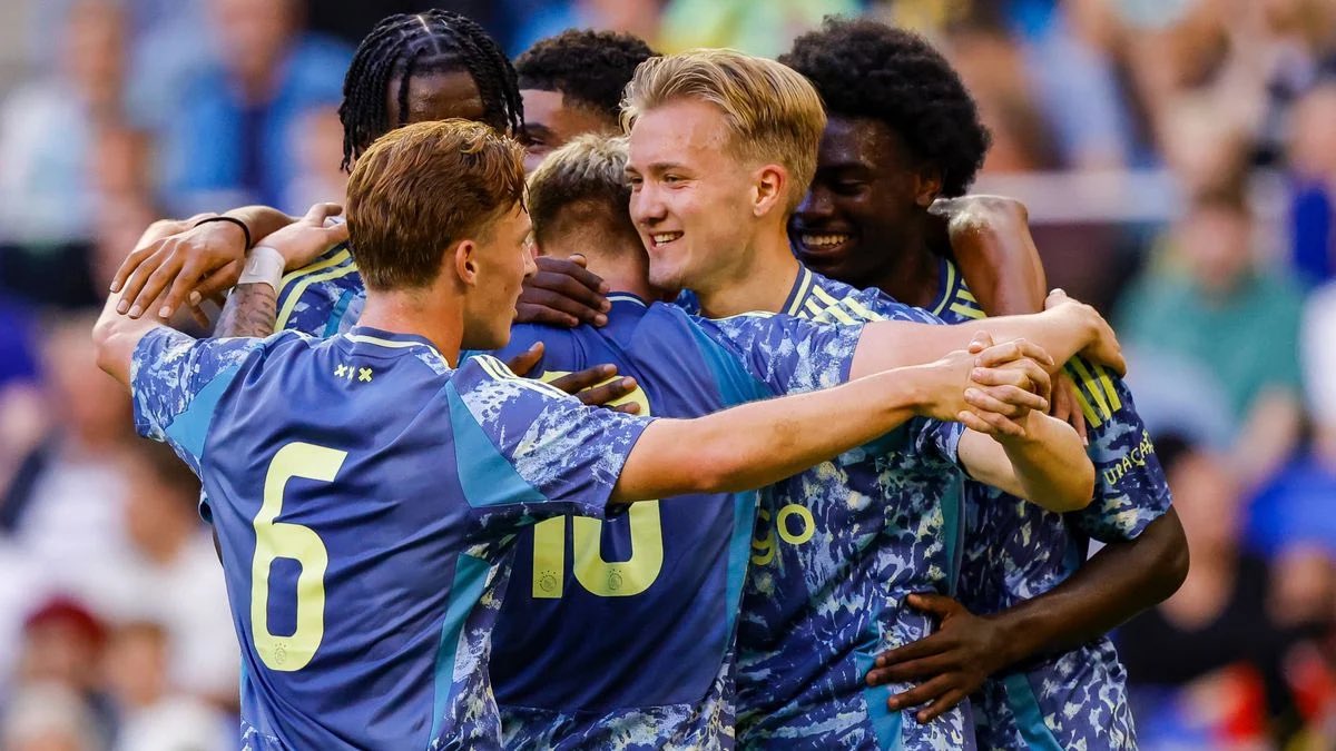 AmsterdataFC's tweet photo. Opmerkelijk?

Gisteravond speelde Jong Ajax in Arnhem voor ruim 18.000 toeschouwers. 

Dat was zeker 80% meer dan in de wedstrijd van Ajax 1 later die avond in Deventer (9.997)

#ajax #jongajax https://t.co/dev8ThxdeZ