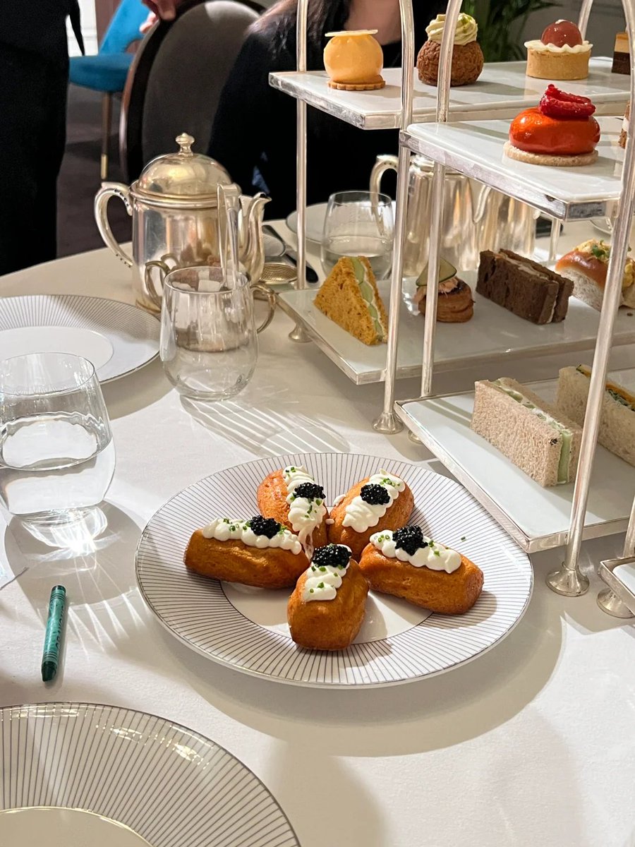 RedLips8118's tweet photo. My sister in London ordered the upstairs afternoon tea to be a formal afternoon tea 🫖 https://t.co/pFwYEI1jpb