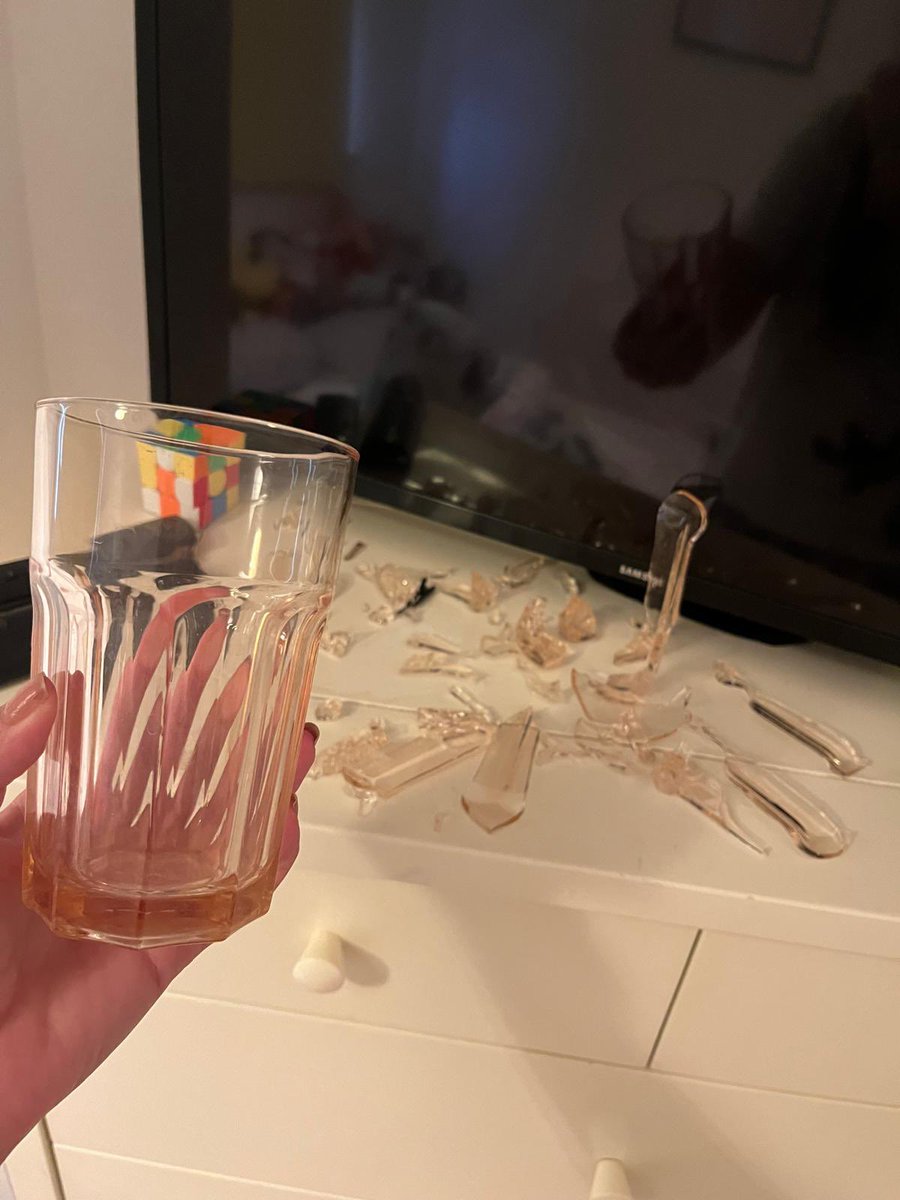 giofrasca's tweet photo. @IKEAUK this IKEA glass just explode at home without any reason. How is that possible?? You should review the quality and security of this product! https://t.co/nWvPHi6SqN