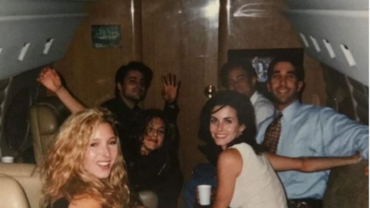 30 years ago today, Friends debuts on NBC. Before this, the producer of the show told them all to go to Las Vegas together for a trip.
He told them that it would be the last time you'll be able to go on vacation without being famous.