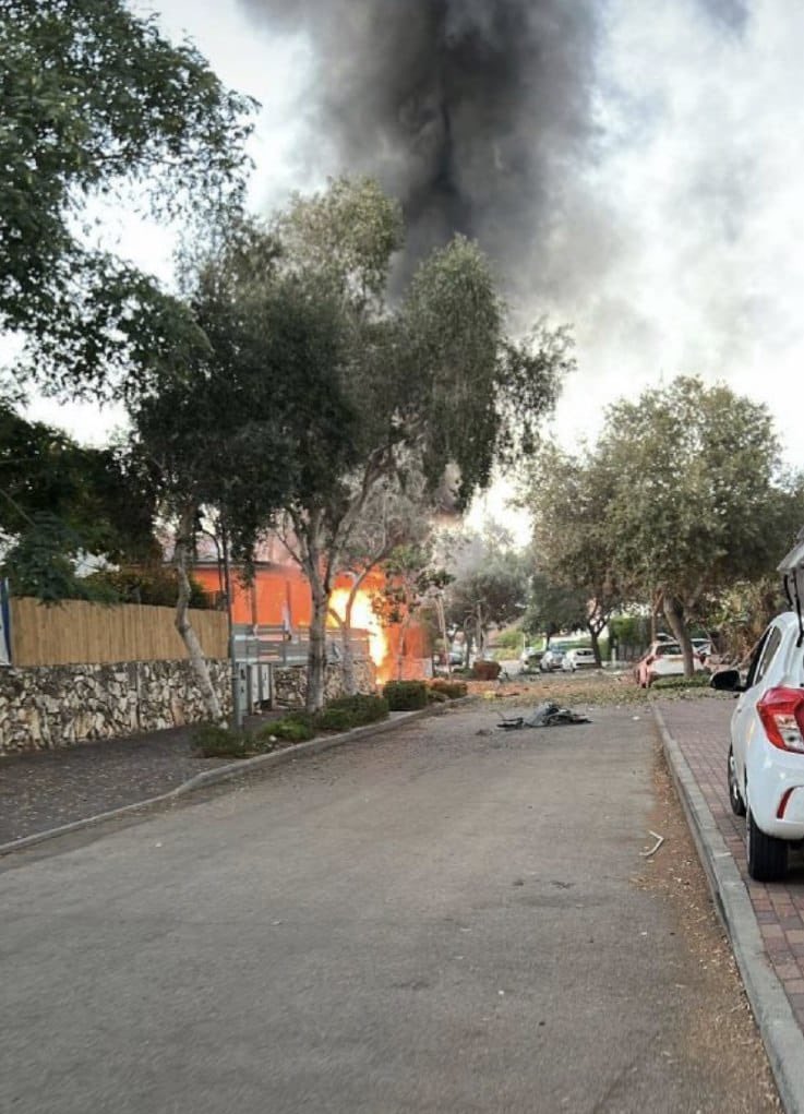 MajewskiLove1's tweet photo. Scene of the impact in Kiryat Bialik,Israel this morning.
So far we have reports of 3 injuries. Countless lives have been saved by the updated #HomefrontCommand Alerts and the #IronDome
#Israel #Lebanon #Hezbollah #Iran #Iraq #AxisOfEvil #IsraelAtWar #KiryatBialik https://t.co/VSgXM9osLV