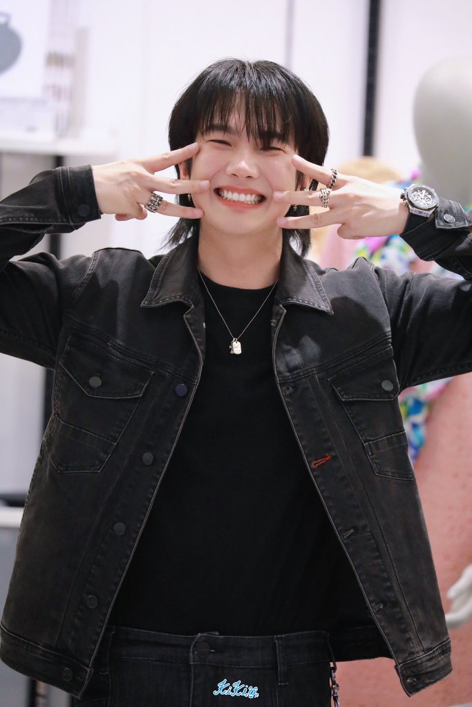 เป็นคนเรียบร้อยเราอ่ะเป็นได้ยาก เเต่ถ้าเป็นคนที่รักเธอมากเราอ่ะเป็นได้เเน่

Build Wearing Denim
#RBSJackRusselXBuild 
<a href="/JakeB4rever/">BIU.</a>