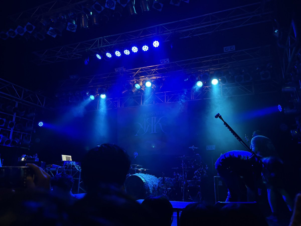 rinta119's tweet photo. 再始動のライブの時より人がたくさん居て感動した👍
空気薄くて、ち◯ち◯まで汗かいた
 #Crossfaith https://t.co/hj1S0d2J7x