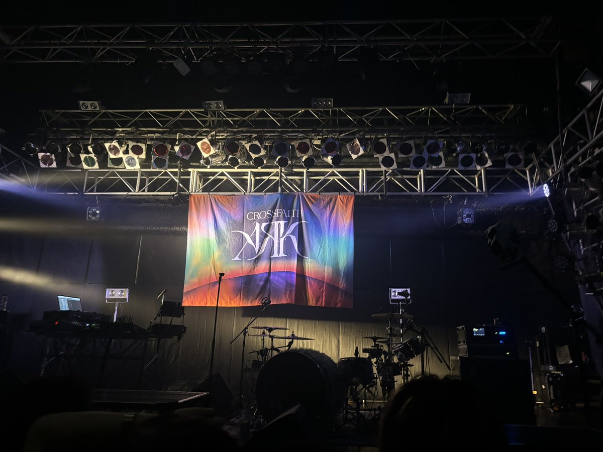 rinta119's tweet photo. 再始動のライブの時より人がたくさん居て感動した👍
空気薄くて、ち◯ち◯まで汗かいた
 #Crossfaith https://t.co/hj1S0d2J7x