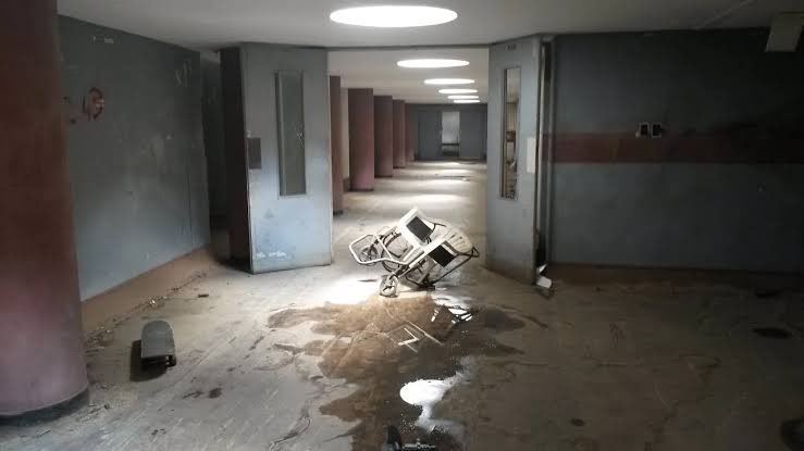 iskunka's tweet photo. This is the abandoned Kempton Park Hospital. 350 beds, was the largest hospital in the region. It was closed 27 years ago by the Gauteng Government. The Reason was that it was underused and a waste of state funds.

Since then the burden for ever increasing primary healthcare services in the area has to be carried by Tembisa Hospital..

Different MECs of health, Human Settlement lied for years that plans are in place to refurbish the hospital. Government just paying over R5m per year to guard the abandoned hospital. 

It was expected to have a life-span of 100 years.