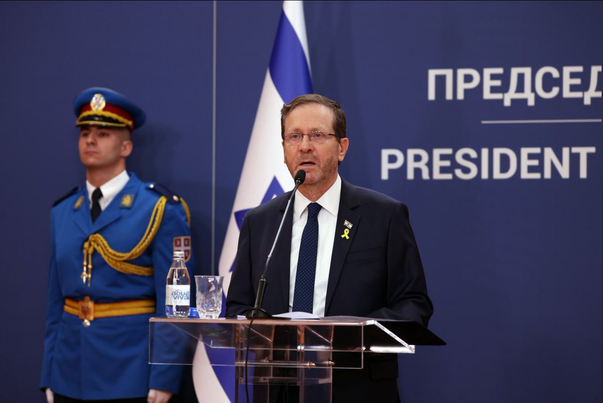 RTenfrancais's tweet photo. 🇮🇱 Le président israélien nie toute implication de Tel-Aviv dans les #explosions de #bipeurs au #Liban
« Tout d'abord, je nie catégoriquement toute implication d'Israël dans telle ou telle opération », a déclaré Isaac #Herzog à Sky News, ajoutant que le #Hezbollah avait « beaucoup d'ennemis ».