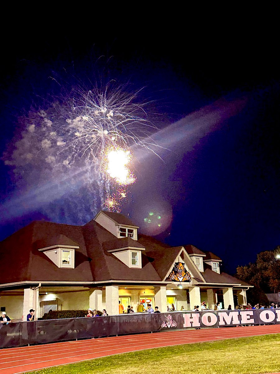 W

Everyone loves a good fireworks show! 

GO USA! 🇺🇸🎆🎇

#SkoCats #Project153 #SpeciaLville