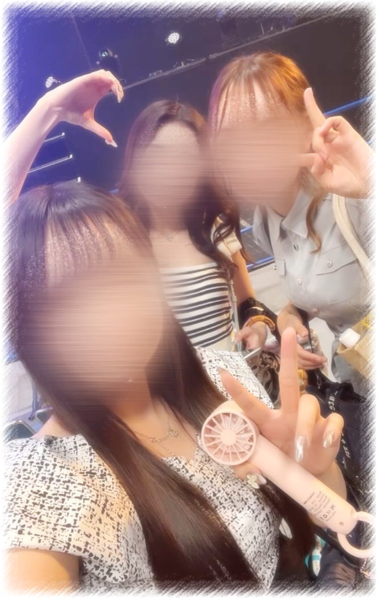 apple___usatan's tweet photo. 席着いたらまさかの大集合💚💚💚お見送りのノリが懐かしくて腹ちぎれるくらい最高でした⤴️⤴️初めてステージでりゅせを見失った😣()こんなに素敵なステージに出れるくらい大きな存在になったんだなぁって嬉しくなった☺️💖初披露すっごくかっこよかったです🌟🌟みんなにタイも仏教できたし大満足✌🏻✌🏻 https://t.co/r7gB0aNoeM