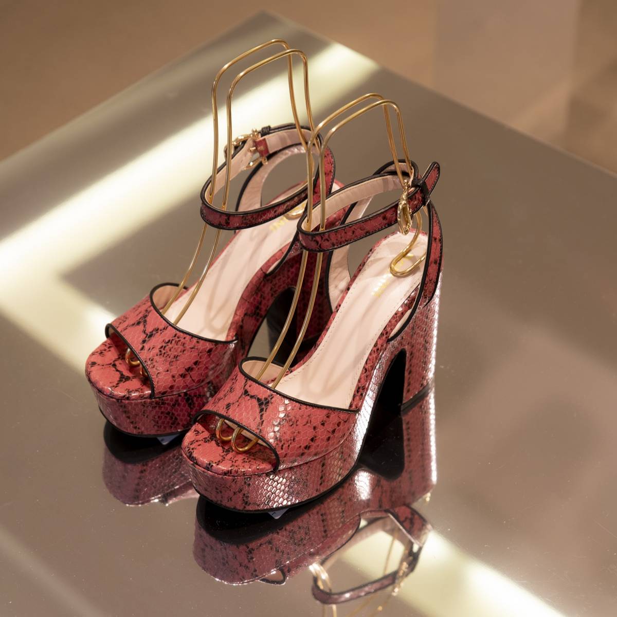 Pollini primavera estate 2025: femminilità ed eleganza con dettagli moderni dlvr.it/TDXsp1