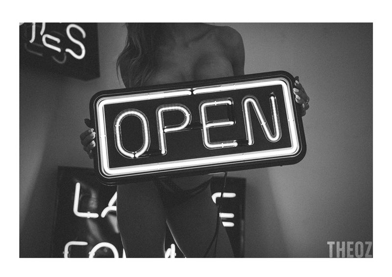 theozlabel's tweet photo. @rachaelallday + Neon lights 📸 https://t.co/FJojCEyIiV