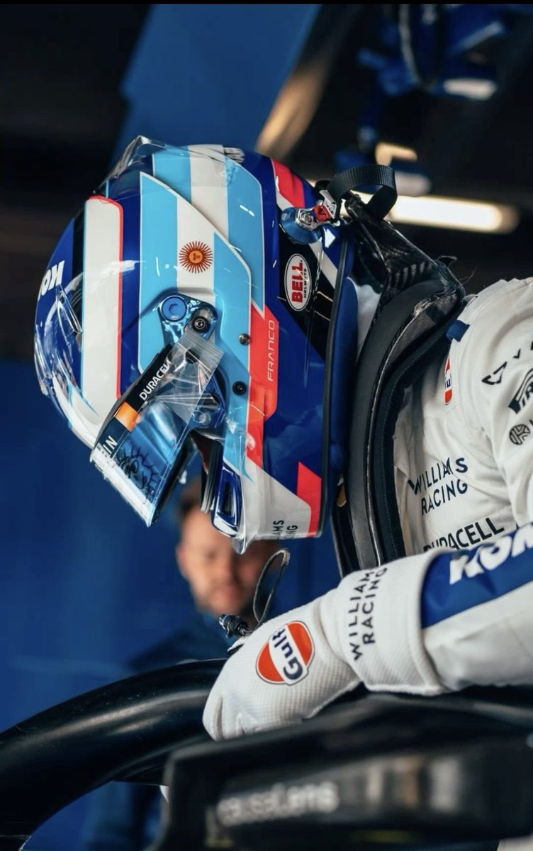 TodoF1__Noticia's tweet photo. 🇦🇷Franco Colapinto es un piloto extraordinario, salió 12do y se finalizó 11ro. Durante la carrera se mantuvo 9no, no sabemos q pasó en la parada, si era una parada buena terminaba 10mo.

🇩🇪Lastima q Mercedes contrató a Kimi, si no un añito de Franco Colapinto. 

#f1 #SingaporeGP https://t.co/rrSE4q5xEM