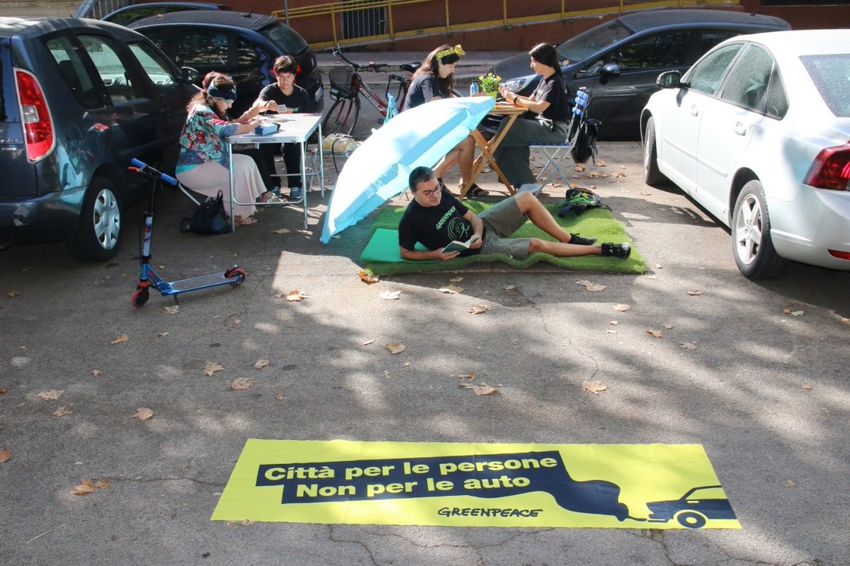 Oggi è il #CarFreeDay! 🚗📷❌
In UE i trasporti causano il 25% delle emissioni di CO₂ e oltre il 70% proviene dalle auto.  Per ridurre del 90% l'emissioni del settore entro il 2050 è fondamentale promuovere forme di mobilità alternative ai veicoli privati!
Città per le persone!