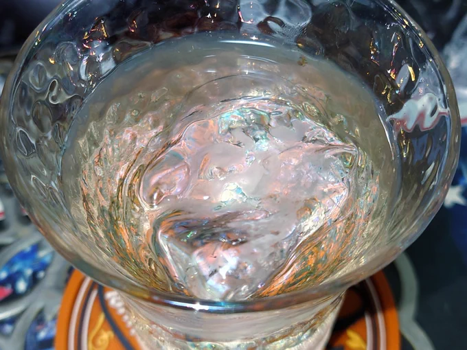 やっぱこのグラス日本酒ロックが1番映えるな