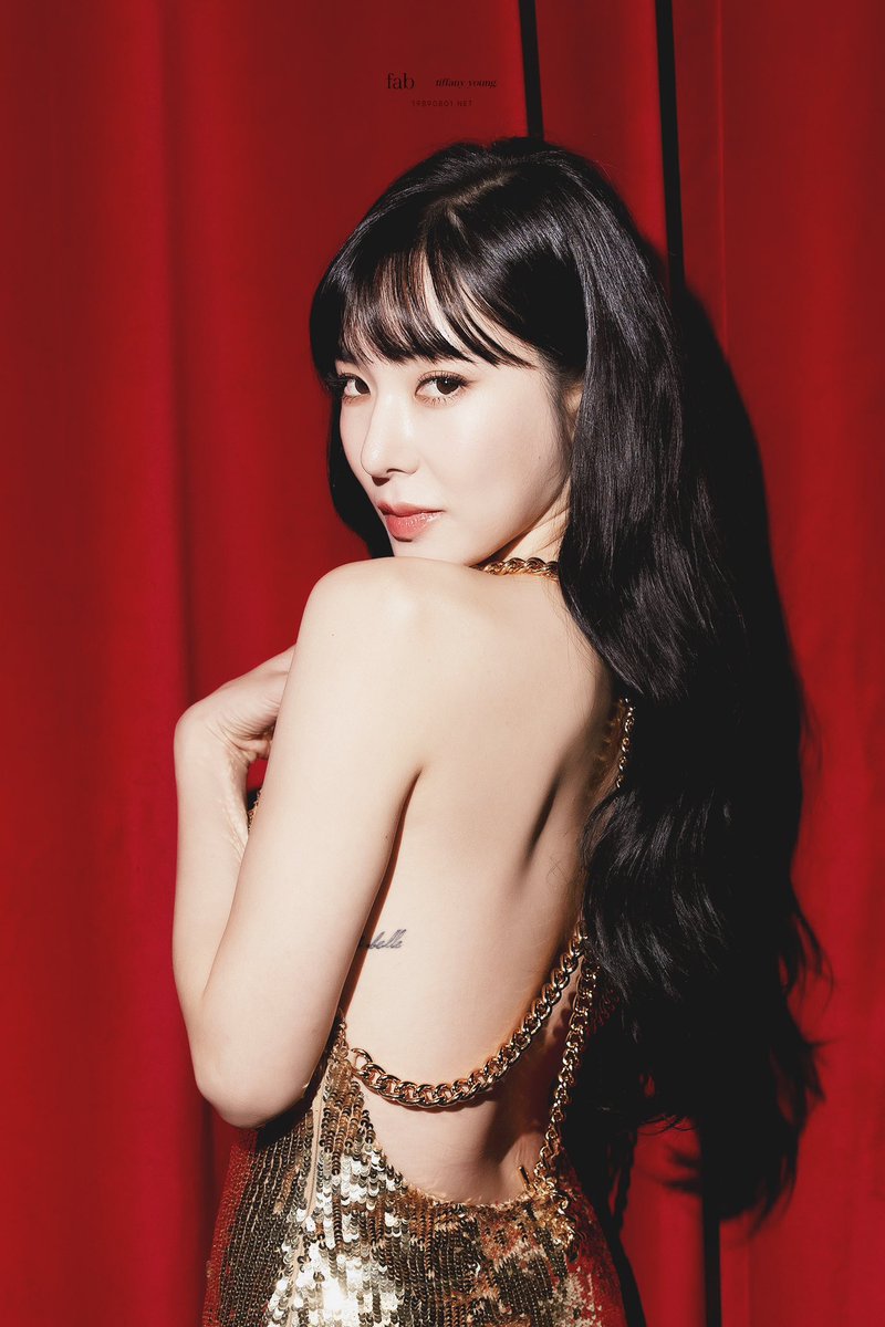 bkfany's tweet photo. สองรูปนี้คือที่สุด ผมดำ ชุดทอง พื้นหลังแดง ทุกอย่างมันส่งกันไปหมดเลยจริงๆ https://t.co/YKztXdtaMV