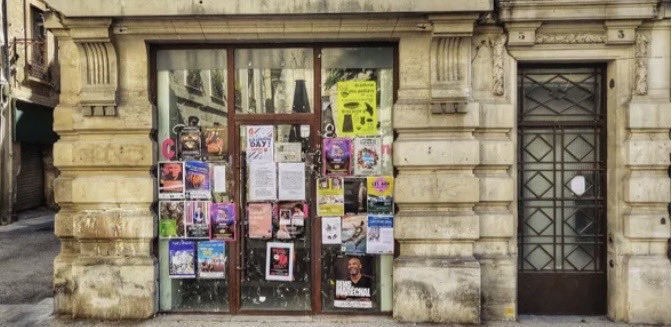 WeillClaude's tweet photo. Le phénomène, je crois, est bien plus général. Ici ⤵️ l’hypercentre d’Avignon.
Amazon + AirBnB + obsession anti voiture + coût des loyers +… ?
Avec la mort du commerce de détail, nos centres-villes crèvent et c’est un crève-cœur https://t.co/dbAgxEF2zw