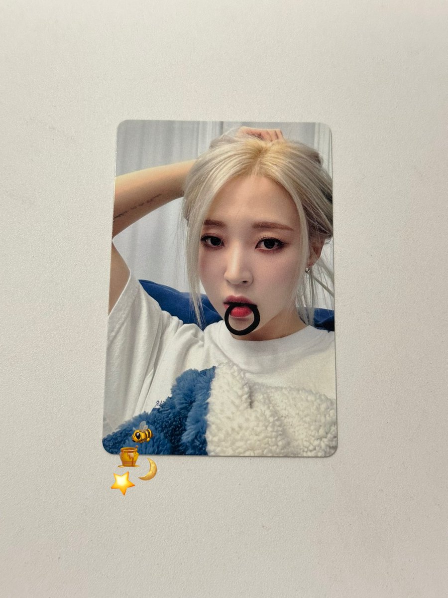 daebakssbutt's tweet photo. Came back from the dead just to ask kung may mag bebenta ba nito 😭😭😭😭 MOONBYUL I'M ON MY FUCKING KNEES https://t.co/7Ru40uMa4m