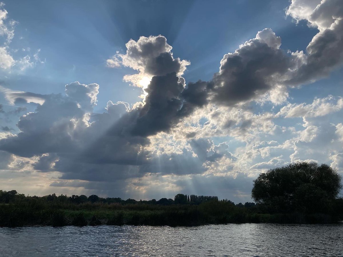 thedigbysafloat's tweet photo. For #WorldRiversDay here are a couple taken yesterday from our narrowboat on the Great Ouse near St Ives in Cambridgeshire 

#lifesbetterbywater #greatouse #narrowboat #riverview #waterway https://t.co/sDGbdxSxLg