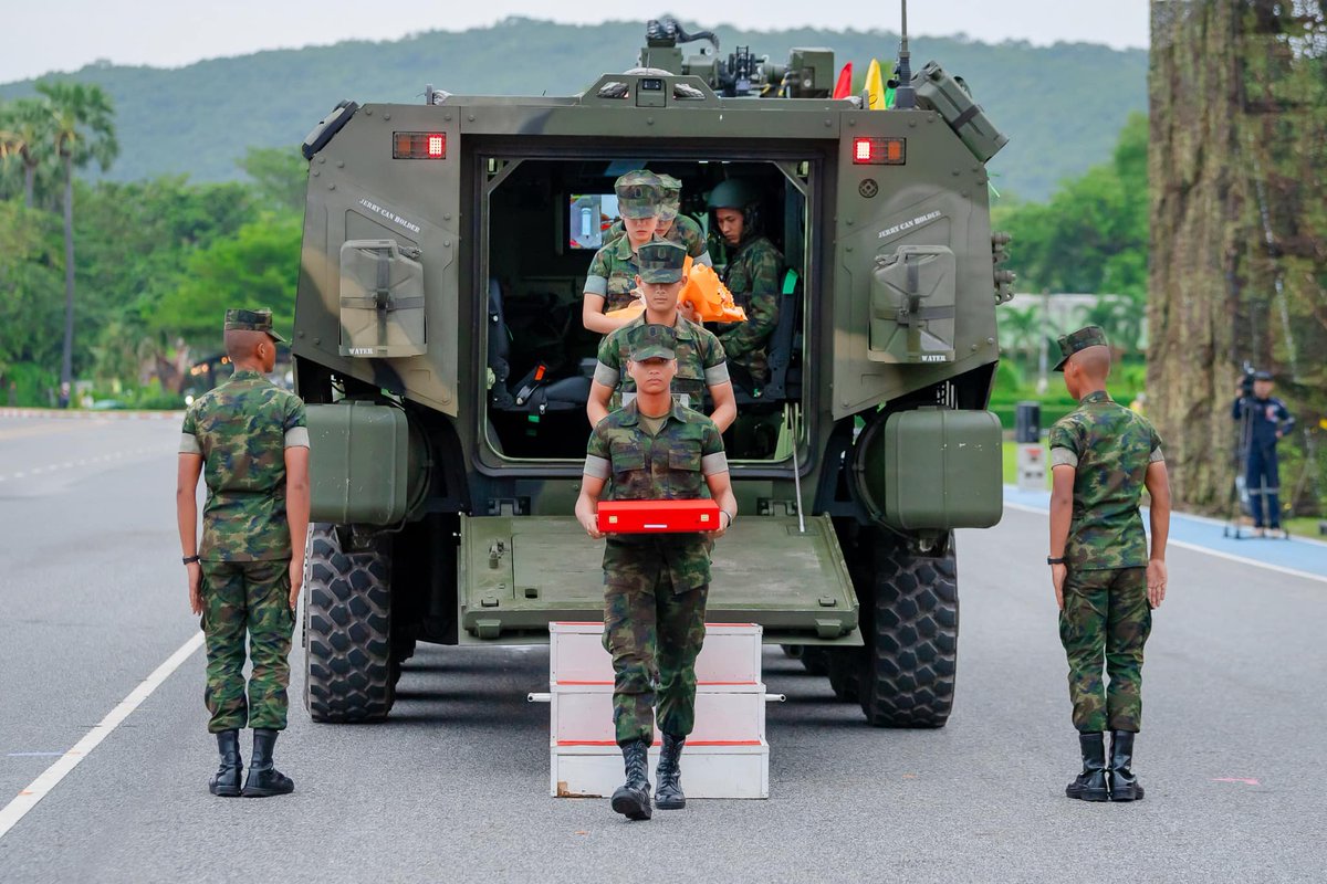 aag_th's tweet photo. 🇹🇭⚓️AAG_th บันทึกประจำวัน: รถหุ้มเกราะล้อยางลำเลียงพลสะเทินน้ำสะเทินบก #AWAV 8x8 ใหม่นาวิกโยธินไทยร่วมการสวนสนามในพิธีย่ำพระสุริย์ศรี ๒๕๖๗  https://t.co/VdpMQLSIUs
#Thailand #Navy @prroyalthainavy #กองทัพเรือ #Marines #นาวิกโยธิน #Chaiseri AAV7 HMMWV VN16 #Vehicle https://t.co/5kwPX8el3g
