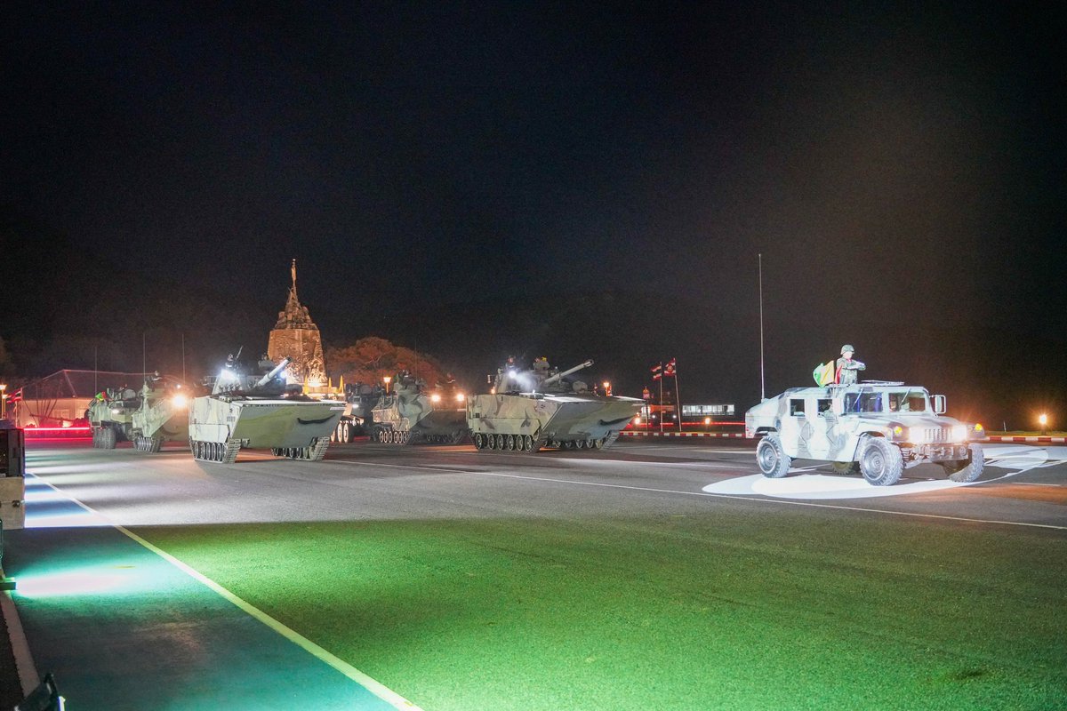 aag_th's tweet photo. 🇹🇭⚓️AAG_th บันทึกประจำวัน: รถหุ้มเกราะล้อยางลำเลียงพลสะเทินน้ำสะเทินบก #AWAV 8x8 ใหม่นาวิกโยธินไทยร่วมการสวนสนามในพิธีย่ำพระสุริย์ศรี ๒๕๖๗  https://t.co/VdpMQLSIUs
#Thailand #Navy @prroyalthainavy #กองทัพเรือ #Marines #นาวิกโยธิน #Chaiseri AAV7 HMMWV VN16 #Vehicle https://t.co/5kwPX8el3g