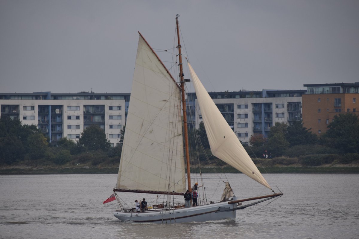 AJBC_1's tweet photo. On #ThamesDay / #WorldRiversDay⛵️ MORWENNA OF BRISTOL pays it's first visit to the #Thames as part of the #SailCargoLondon project delivering sail-powered (where conditions permit) cargo to @StKatsMarina, #London.
#dlr_blog #MORWENNA #RaybelCharters #LowCo2Freight #LondonPortCity https://t.co/sOPWgaefWr