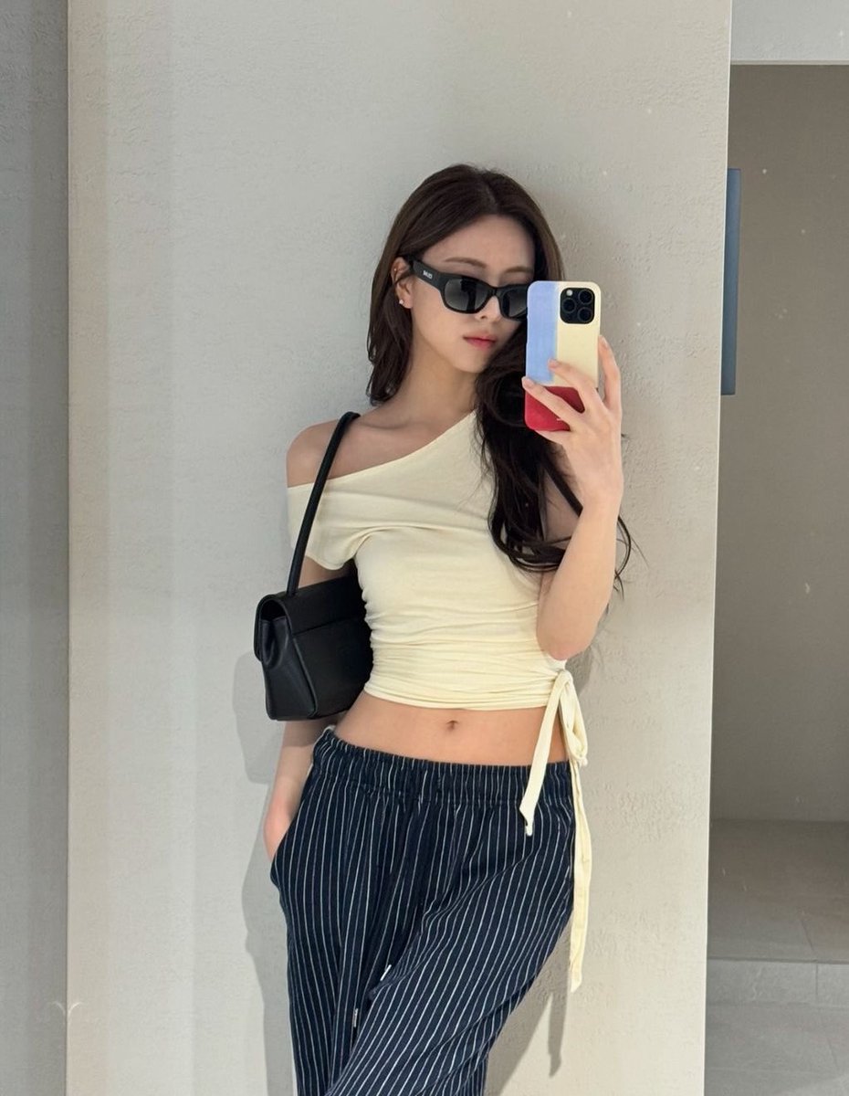 FIVEOFITZY's tweet photo. #YUNA is confirmed to attend the Paris Fashion Week for the brand GANNI! 🔥

It is also her first solo invitation for PFW. https://t.co/HwTzQJrVG1