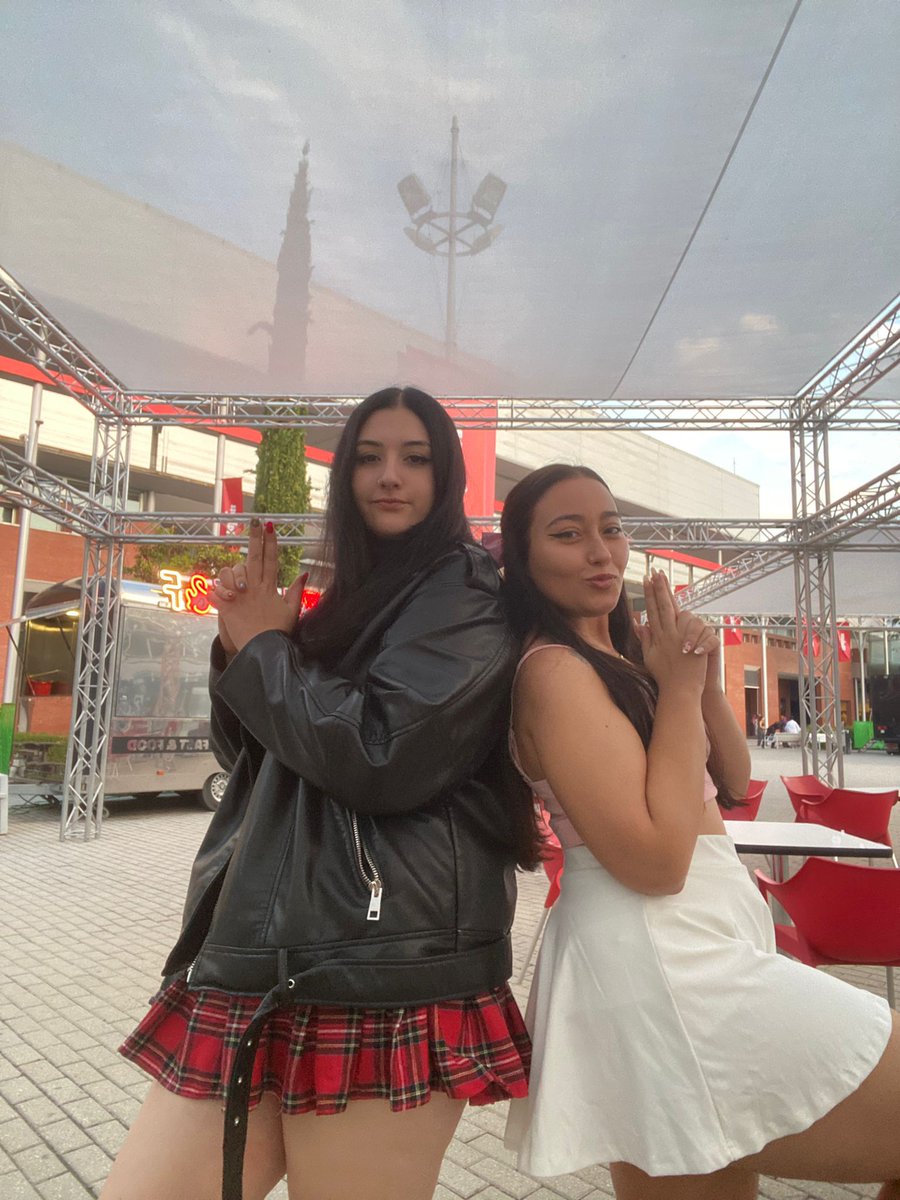 nadiine09's tweet photo. Mi primera Japan ha sido increíble🥹 
Siempre seré una otaku orgullosa y nadie me moverá de ahí💗
(Somos las mejores Nana y Hachi que vais a ver)🍓 https://t.co/5lDQQ0zmi9