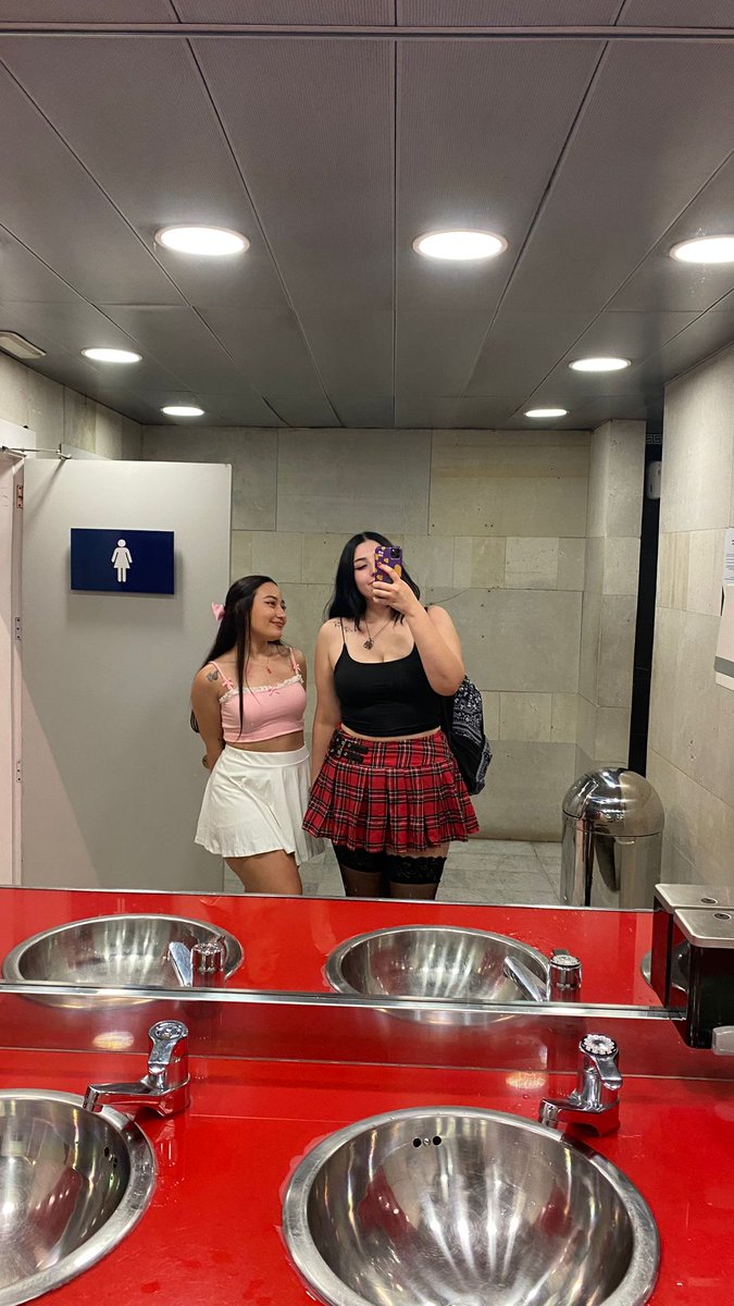 nadiine09's tweet photo. Mi primera Japan ha sido increíble🥹 
Siempre seré una otaku orgullosa y nadie me moverá de ahí💗
(Somos las mejores Nana y Hachi que vais a ver)🍓 https://t.co/5lDQQ0zmi9