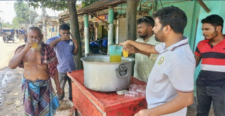 প্রচণ্ড গরমে নওগাঁয় পথচারীদের মাঝে ঠান্ডা শরবত বিতরণ