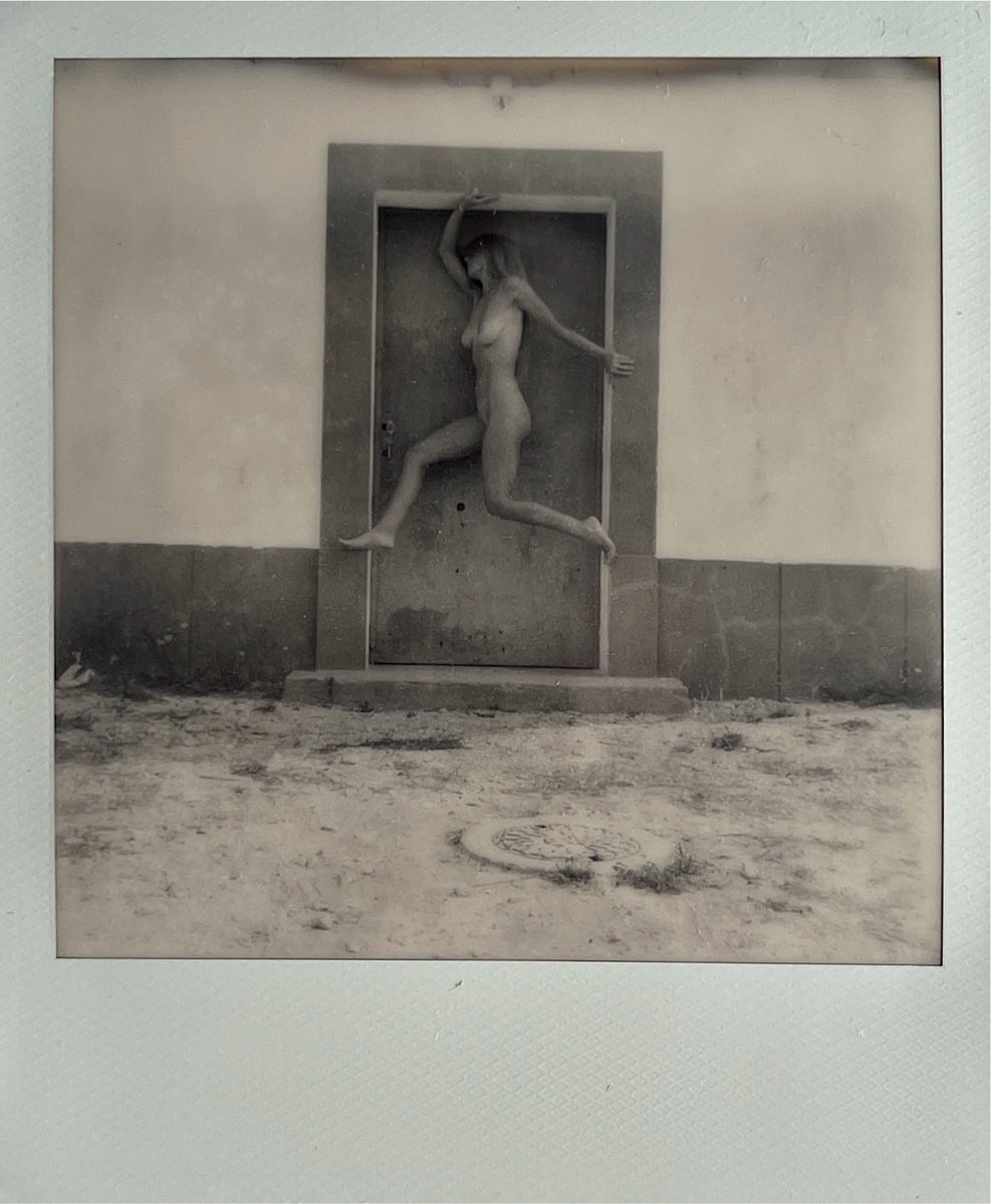 Self portrait 

Elmira is fucking inspired with Polaroid🤣

22.09.2024