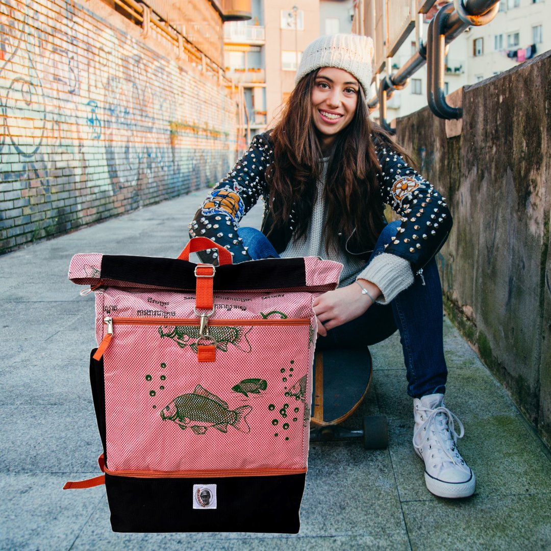 BeadBags's tweet image. Für Frauen, die gerne aktiv sind und dabei gut aussehen wollen. Egal ob in der City oder auf Reisen – dieser weiß-rosakarierte Rucksack passt sich deinem Lifestyle an und punktet mit seinem modernen, charmanten Look.
#FashionBackpack #CityStyle #PinkAndWhite
#BackpackStyle