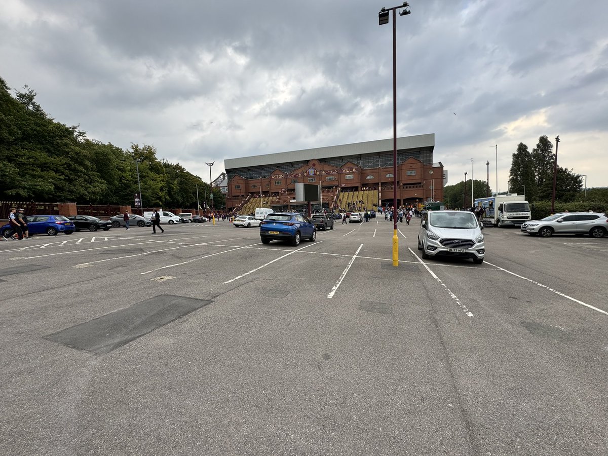 danbardell's tweet photo. Disabled fans and club legends (some who are unwell 😡) are no longer allowed to park in the Holte End car park and are sent elsewhere to park (a fair distance away).

This was the scene after the Trinity Road shut yesterday. So many spaces left.

What is going on?! 

#AVFC https://t.co/OjdjYJxU7v