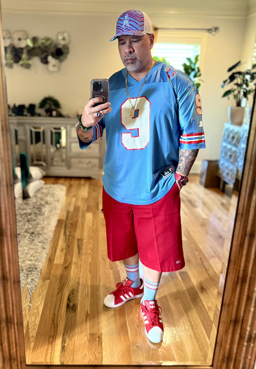 smaxdaddy's tweet photo. #gameday Let’s Fugggggin Gooooo!!! Titan Up BEYATCHES! #titanup #luvyablue @Titans #oilers #mac9 https://t.co/vxR1C6xxrf