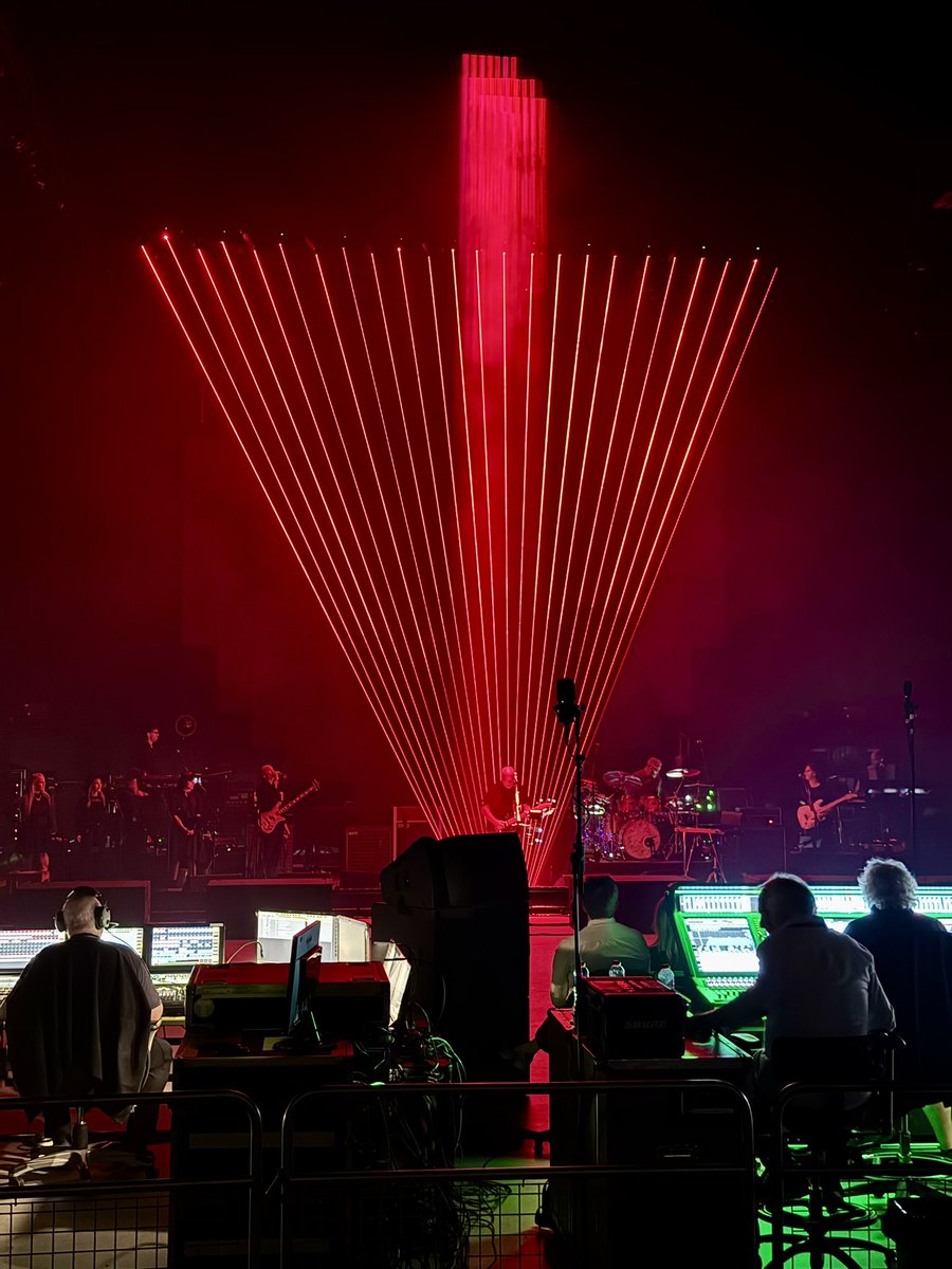 Sileence's tweet photo. Incredible show by @davidgilmour in Brighton. Difficult to call it a “dress rehearsal”. https://t.co/cHRRQvlc5Z