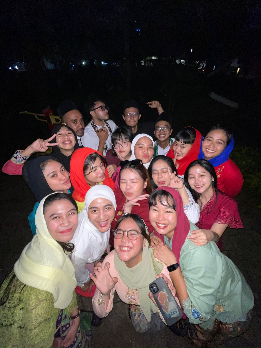 nadshof's tweet photo. Brengsek lukh ceri, gue jd harus misah sm temen2 gwe yg lucyu😭👇🏼👆🏽 https://t.co/PsNEvYzr3Q