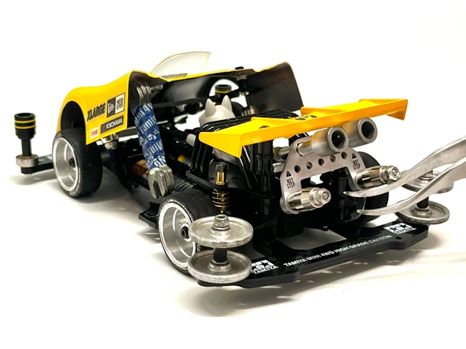 #JC2024コンデレ3 作品名:RACING WOLF サーキットを駆けるイケイケな狼のレーシングカー ワイドトレッドな足回りと大型ウイングで力強いシルエットにしました。 ボディ内部とリヤの排気口部分にマスダンパーを搭載。可動式のギミックになっています(ツリーの動画参照)。 #ミニ四駆 #mini4wd