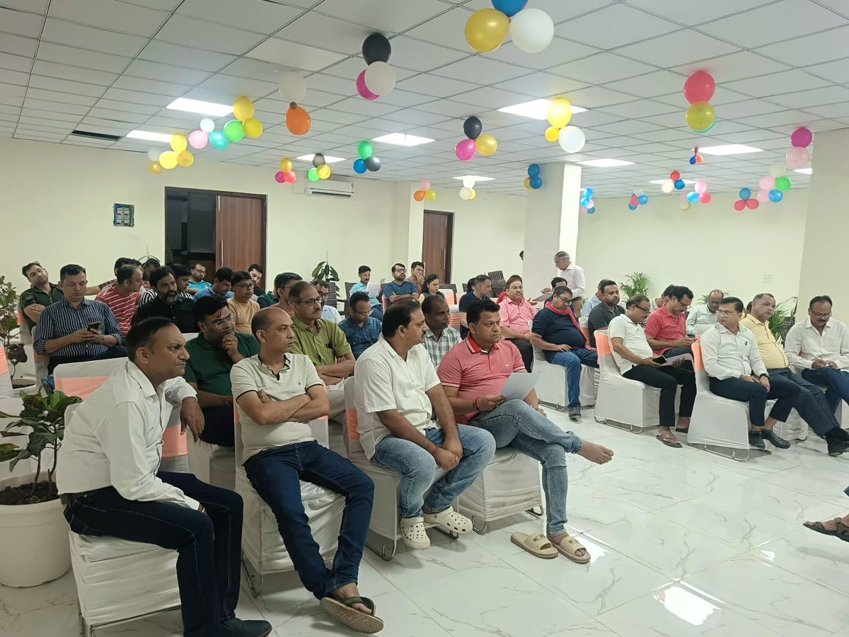 ACPBuyers's tweet photo. सेंचुरियन पार्क लौराइज में वार्षिक आम बैठक का आयोजन मौजूदा एसोसिएशन द्वारा किया गया जिसका मुख्य उदेश्य ऑडिटेड फाइनेंसियल स्टेटमेंट को सार्वजनिक करना, मौजूदा समस्या एवं आगामी वर्ष में किस तरह डेवलपमेंट को किया जाये पे चर्चा हुई। #ACPBuyers #AGMCPLR @amitguptaHR https://t.co/XWzXLBtuLl