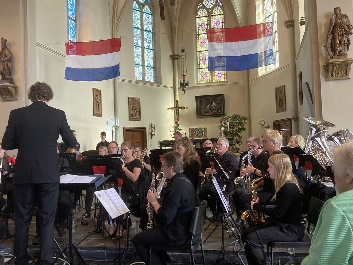 markjanssengaal's tweet photo. 80 JAAR BEVRIJDING 🇳🇱❤️
Vandaag met 80 plussers in #oploo bij elkaar geweest om de bevrijding te vieren. Goed ons hiervan bewust te zijn. Een mooi programma met concert, tentoonstelling, feestavond, jongeren programma en lezing over operatie market garden. Dorpsraad bedankt! 🙏 https://t.co/zkLf98kdc9