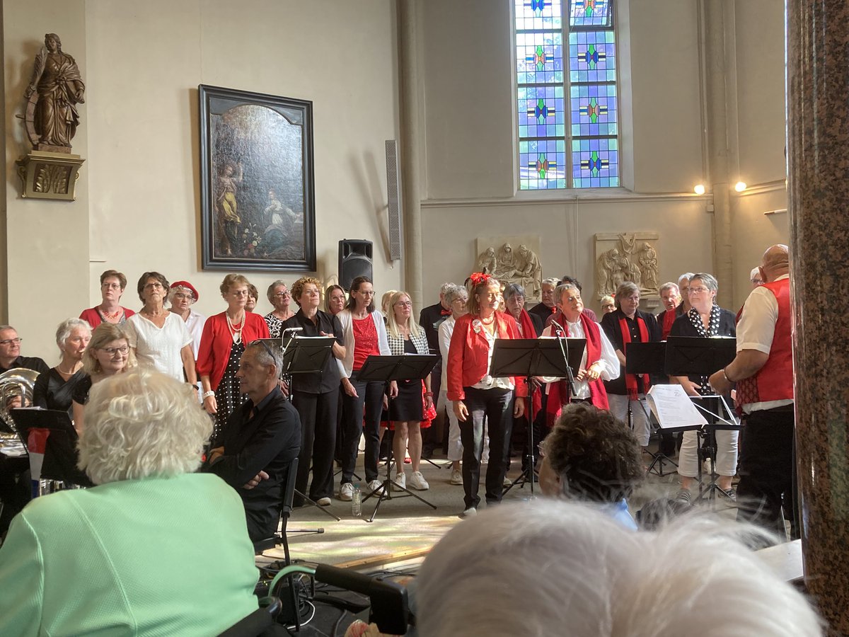 markjanssengaal's tweet photo. 80 JAAR BEVRIJDING 🇳🇱❤️
Vandaag met 80 plussers in #oploo bij elkaar geweest om de bevrijding te vieren. Goed ons hiervan bewust te zijn. Een mooi programma met concert, tentoonstelling, feestavond, jongeren programma en lezing over operatie market garden. Dorpsraad bedankt! 🙏 https://t.co/zkLf98kdc9