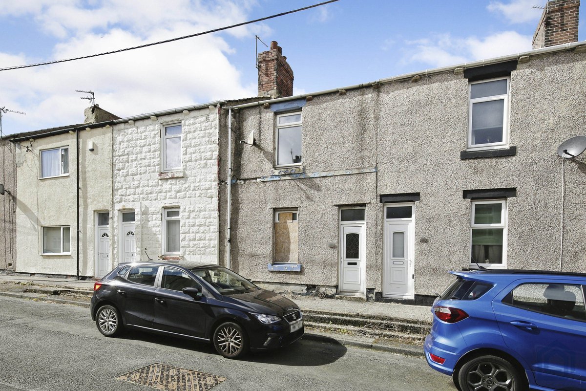 🏡 Ready to find great property deals? Visit #PropertyAuctionsUK at propertiesunderthehammer.com and start bidding on your dream home today! 🔑 #HouseAuctions #PropertiesUnderTheHammer