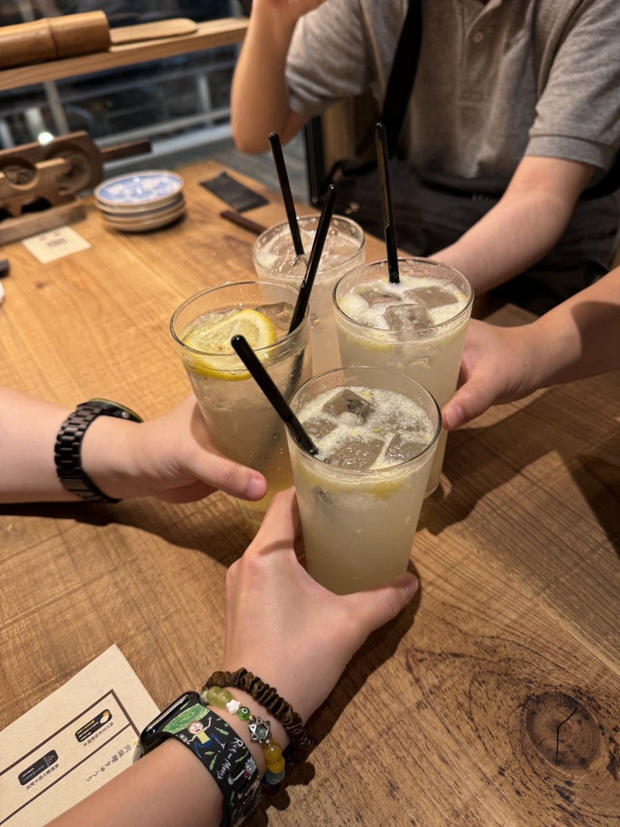 HypnorsS's tweet photo. FCメンバーとモグモグ٩( ᐛ )و乾杯🥂乾杯٩( 'ω' )و https://t.co/6jbcxnuVL8