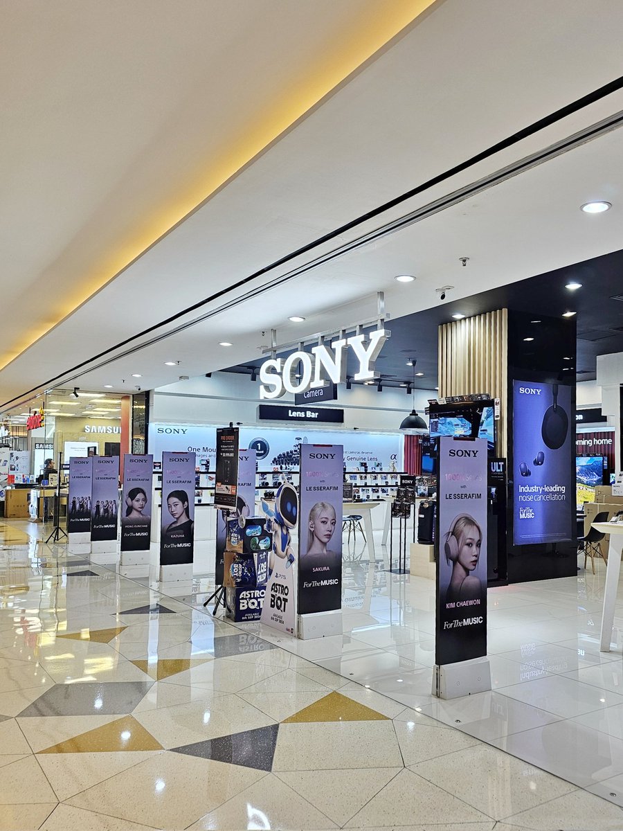 agicheetah's tweet photo. spotted #LE_SSERAFIM at sony store, grand indonesia 🎧 https://t.co/AUflVmXY7a