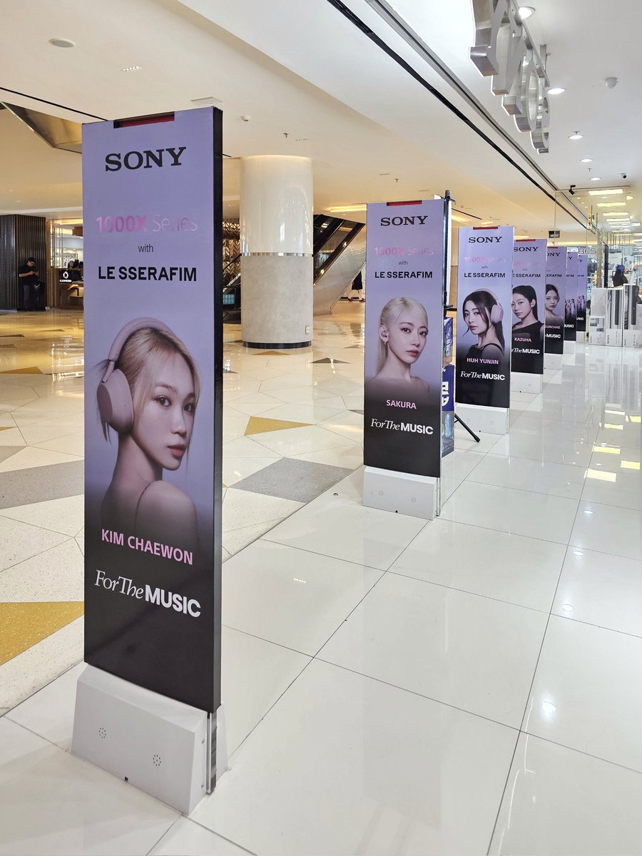 agicheetah's tweet photo. spotted #LE_SSERAFIM at sony store, grand indonesia 🎧 https://t.co/AUflVmXY7a