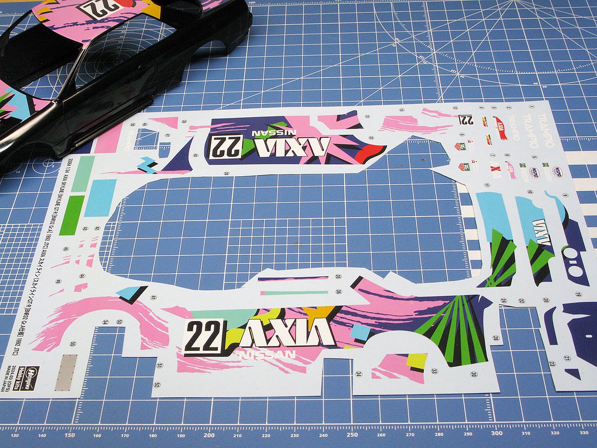 tanoshii_mokei's tweet image. #ハセガワ
1/24 #HKS #AXIA #R32 GT-R (16)

今日のデカール

HKSは残りのフロントマスクの回り込み部やグリル、リアスポイラーなどに貼り込み完了です。
続いてAXIAも始めました。ビビッドな配色のデカールはHKSに比べ分割が少なく、大判になっています。落ち着いてなじませていきましょう😊