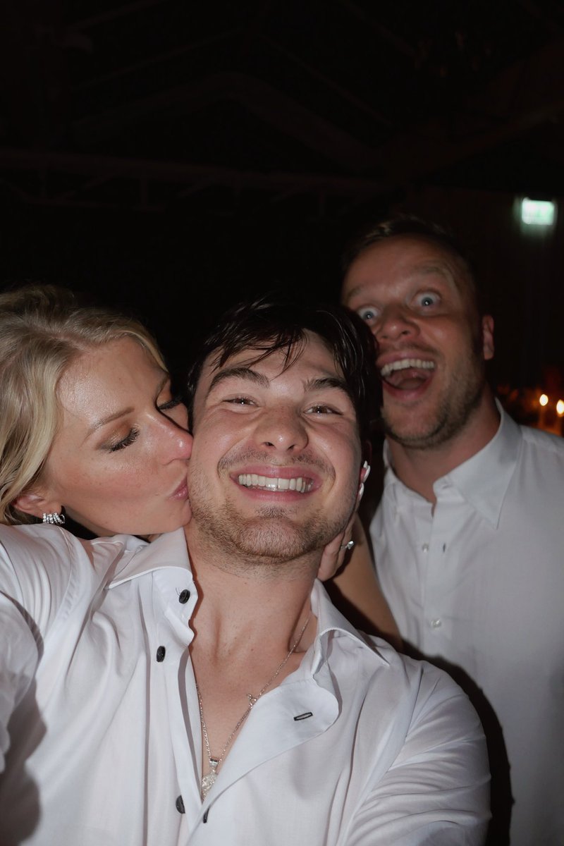 PatricioOWard's tweet photo. My European Mom &amp; Dad got married yesterdayyyyy. Cheers to forevaaaa @FRosenqvist &amp; your lovely wife who does not have X ❤️ https://t.co/bXI8GgflHF