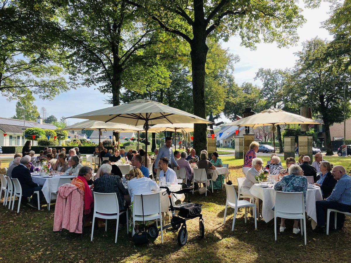 DiliaBlok's tweet photo. De bevrijding van @gemsomeren vandaag gevierd met een vrijheidslunch, georganiseerd door het 4en5 mei comité. Op de plek waar de bevrijders 80 jaar geleden het dorp binnenkwamen. 
College-en raads en comité leden dank voor de helpende handen. https://t.co/LwjCBxd2ud