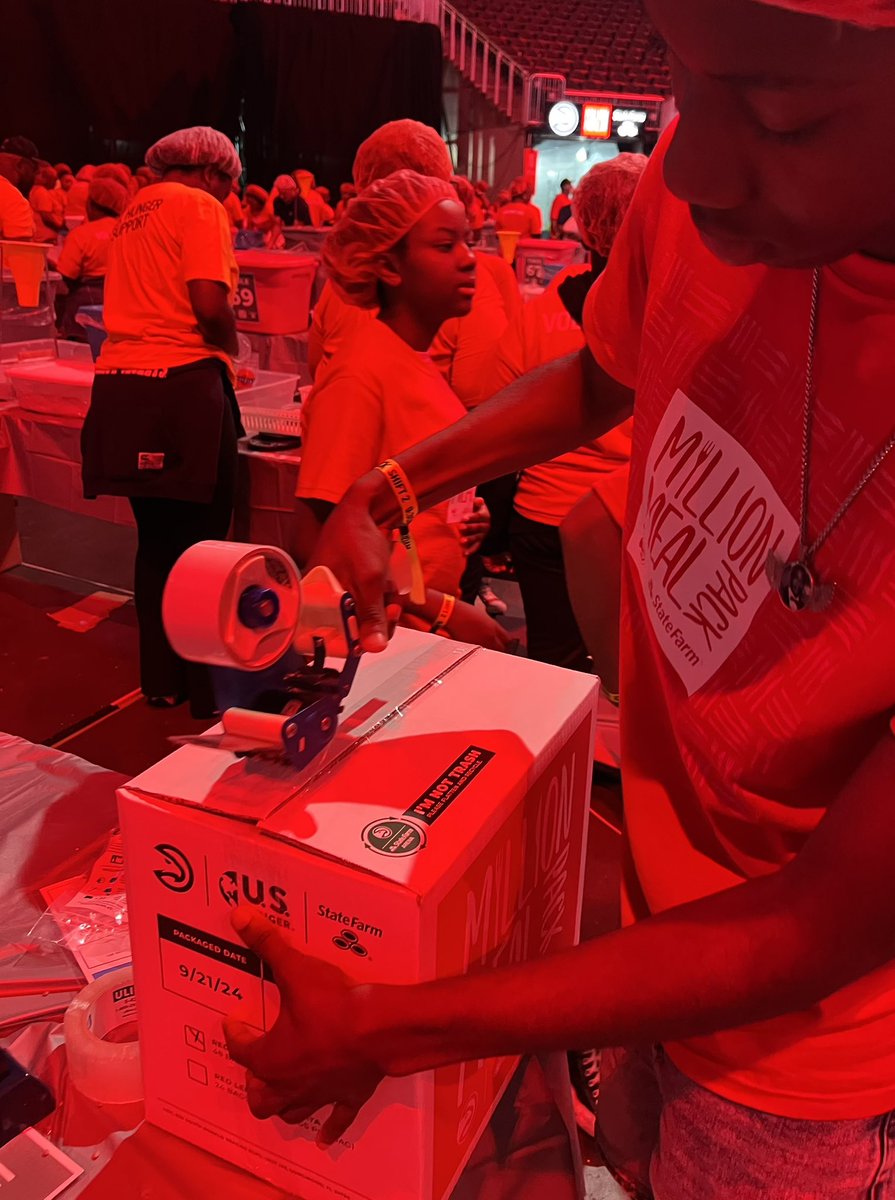 DwayneStowe's tweet photo. It’s a blessing to serve. Helping pack meals for the less fortunate. 🖤
#communityservice #serving #athlete #packingmeals #college https://t.co/r0EEDmRcSX